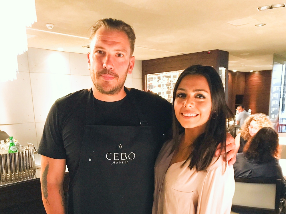 Karime probando el nuevo menú del restaurante Cebo con el chef Aurelio Morales