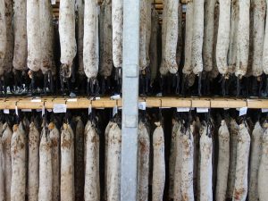 El proceso de curado del salchichón en la fábrica de Joselito