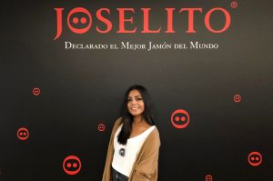 Karime en la fábrica de Joselito