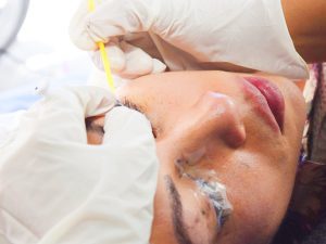 En qué consiste la micropigmentación y el microblading