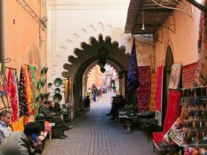Razones para viajar a Marrakech callejuela