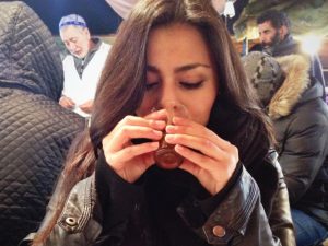 Razones para viajar a Marrakech Karime comiendo